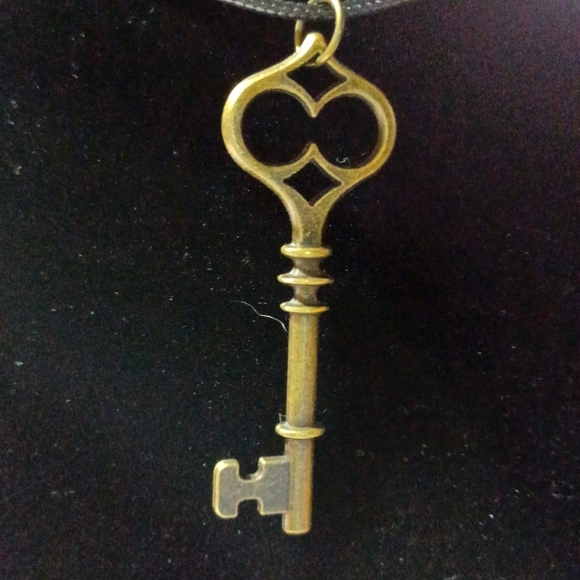 Brass key pendant necklace jewelry skeleton key vintage antique brass key black - Picture 5 of 5